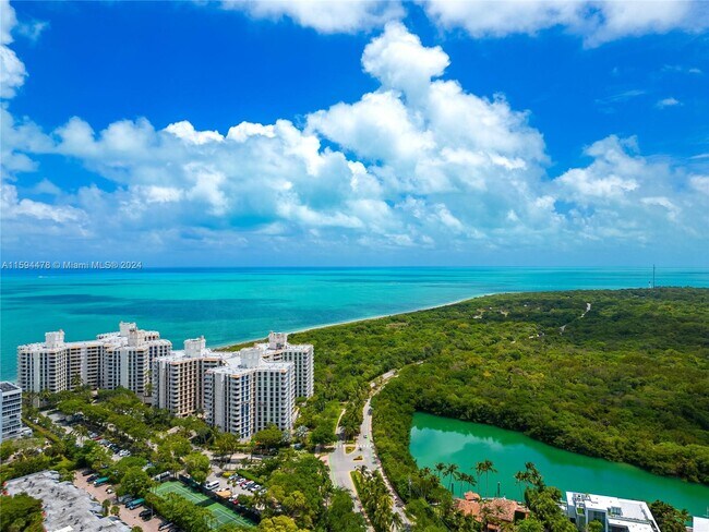 Foto del edificio - 1111 Crandon Blvd