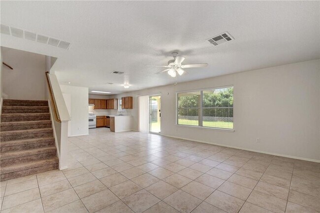 Foto del edificio - Large 4 Bedroom Home Near Major Conveniences