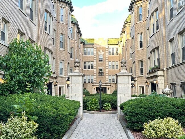 Building Photo - 4228 N Paulina St