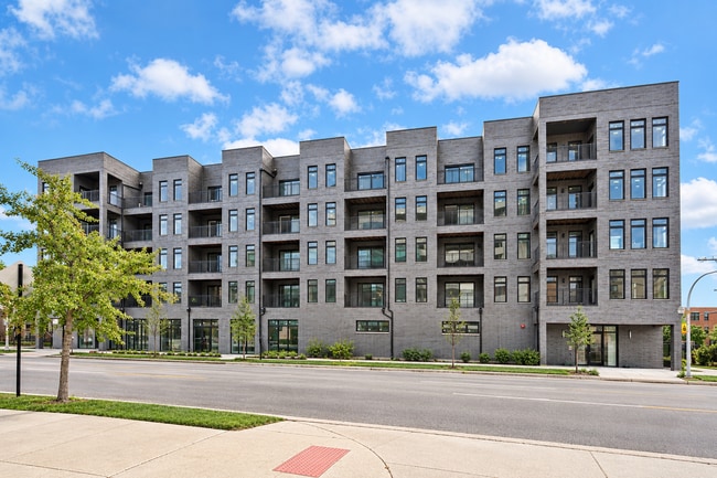 Building Photo - 825 E 61st St