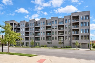 Building Photo - 825 E 61st St