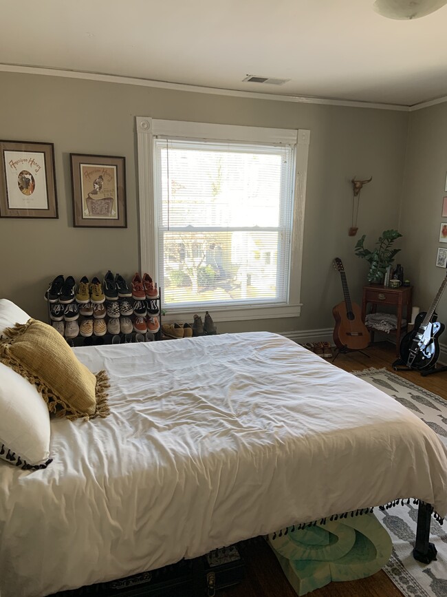 Spacious bedrooms with large windows - 185 Coral Ave