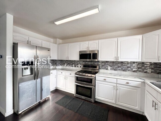 Foto del edificio - 4 Bed, 3.5 Bath Home with Fenced Yard & Garage / Available Soon!