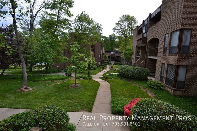 Building Photo - Impeccably Maintained 2 Bedroom Condo In T...