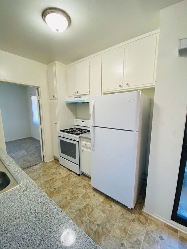 Building Photo - LARGE UPSTAIRS 3x2 in Van Nuys