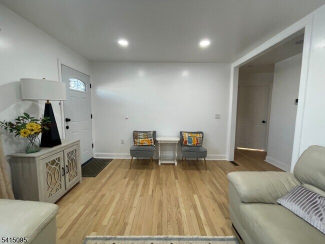 Building Photo - 11 Raymond Pl