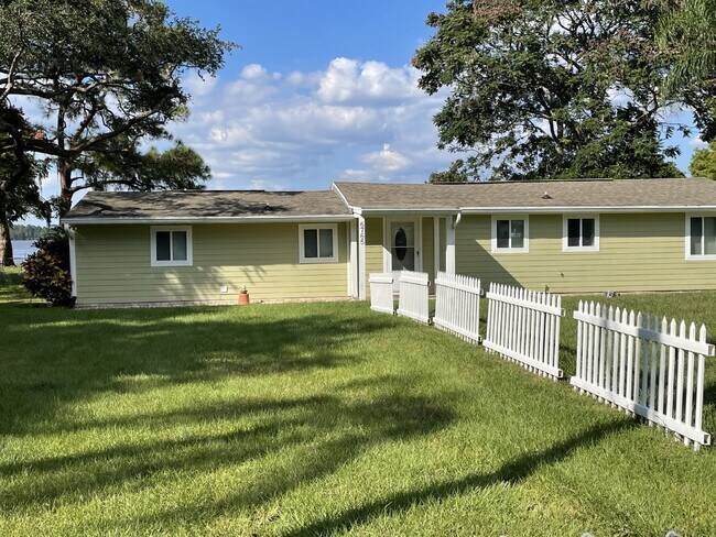 Building Photo - 3 BD/2B - House is on THE CHAIN OF LAKES