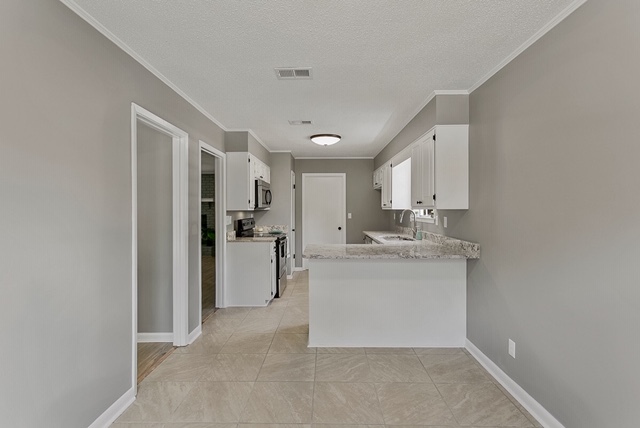 Building Photo - 6421 Green Forest Dr