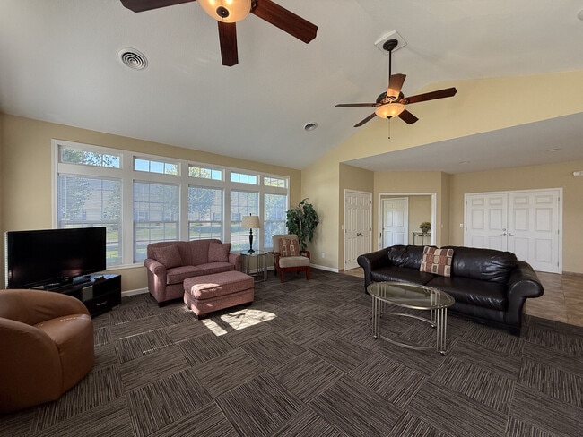 Building Photo - Pointe At Evans Lake