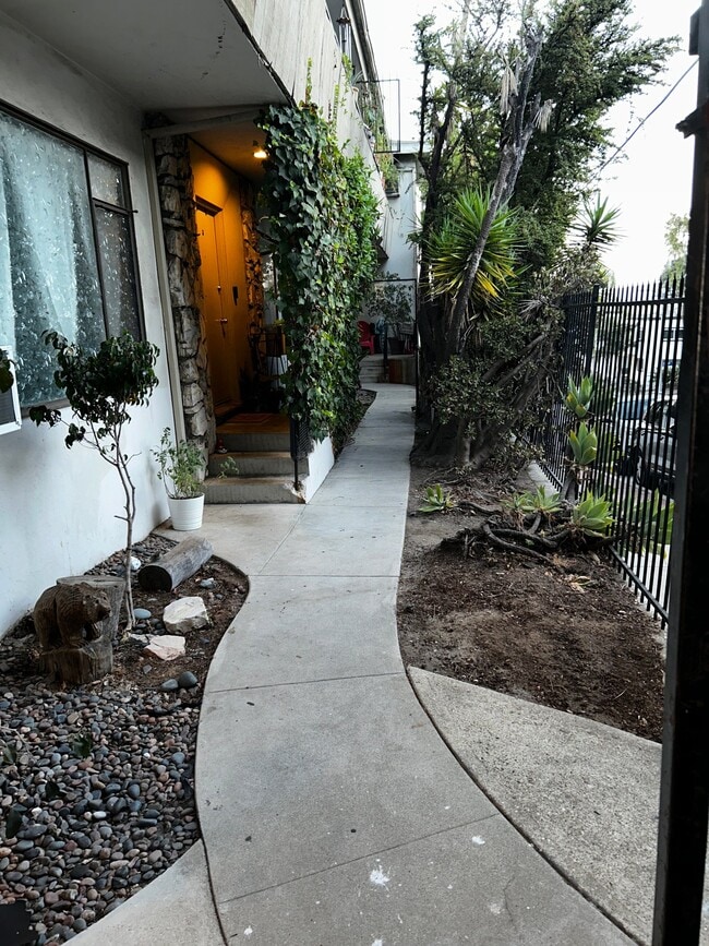 Building Photo - 1850 N La Brea Ave