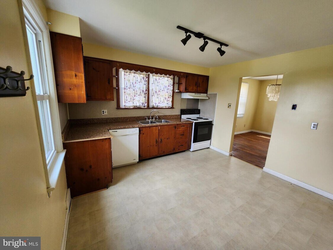 Primary Photo - 406 W Woodview Rd