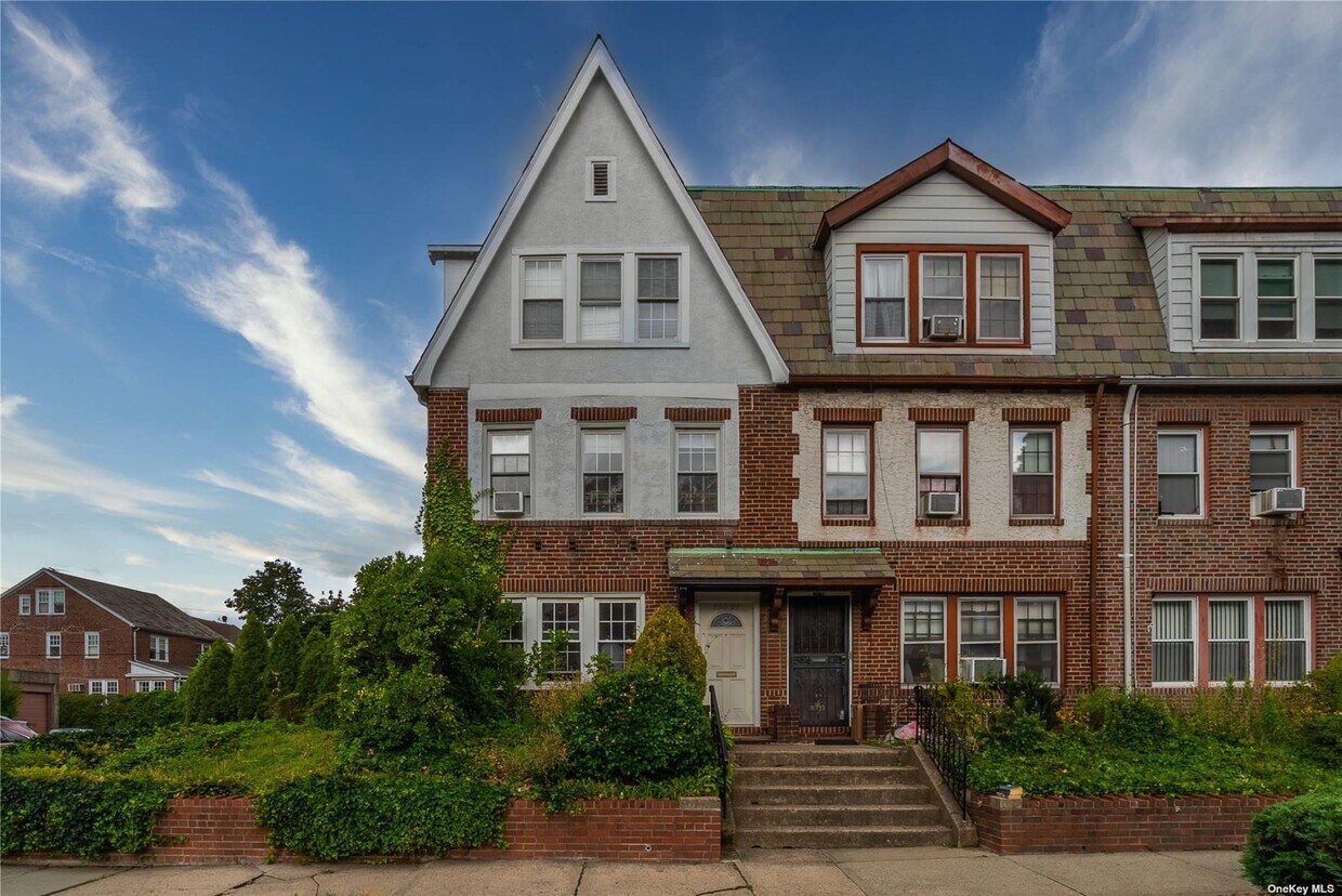 Primary Photo - 100-01 Ascan Ave