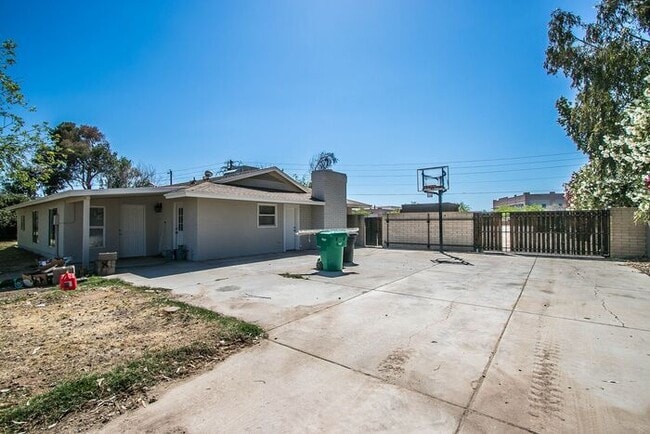 Building Photo - Farm House in Mesa !!