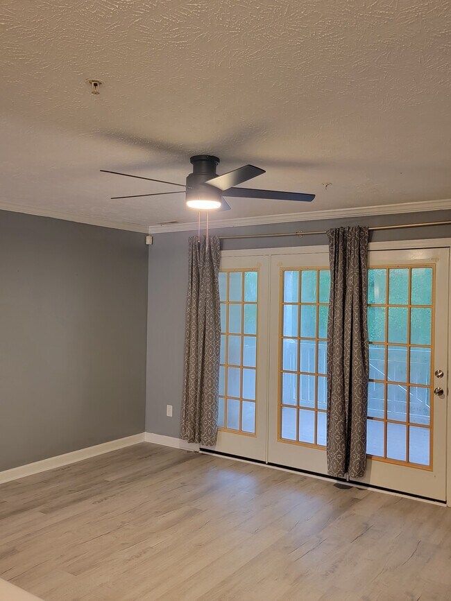 Foto del edificio - 320 Bubble Creek Ct