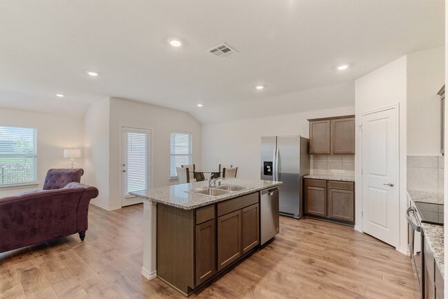 Building Photo - 936 English Dr