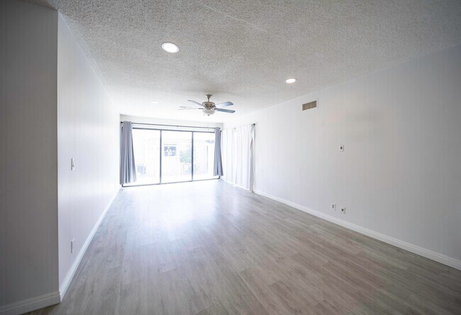 Building Photo - 118 E Shady Grove Dr