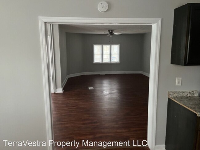 Building Photo - 3 br, 1 bath House - 322 E Oak Street