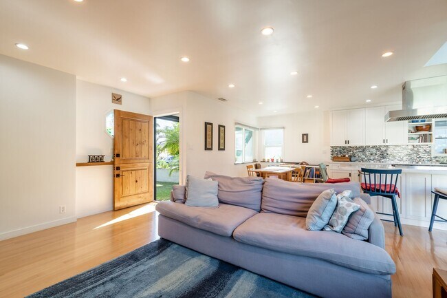 Building Photo - Stunning 4 bed 2 bath home in Manhattan Be...