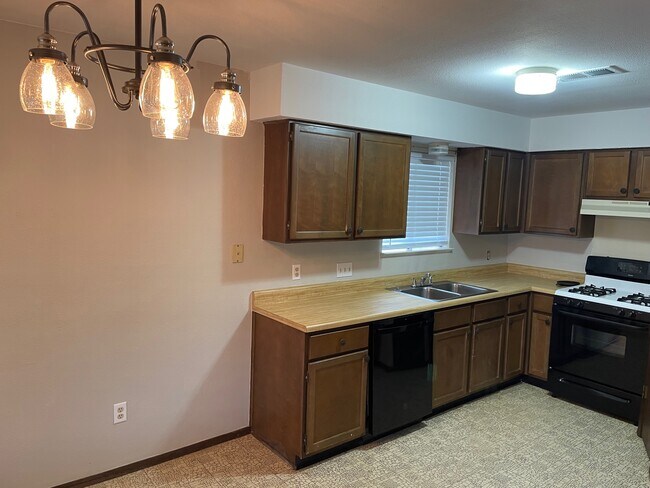 Building Photo - 1404 Hillcrest Dr