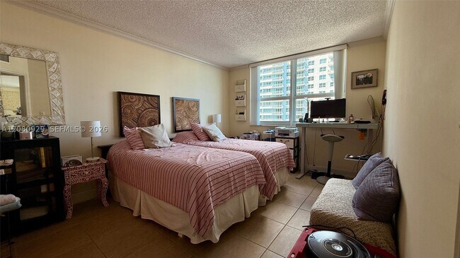 Building Photo - 1155 Brickell Bay Dr