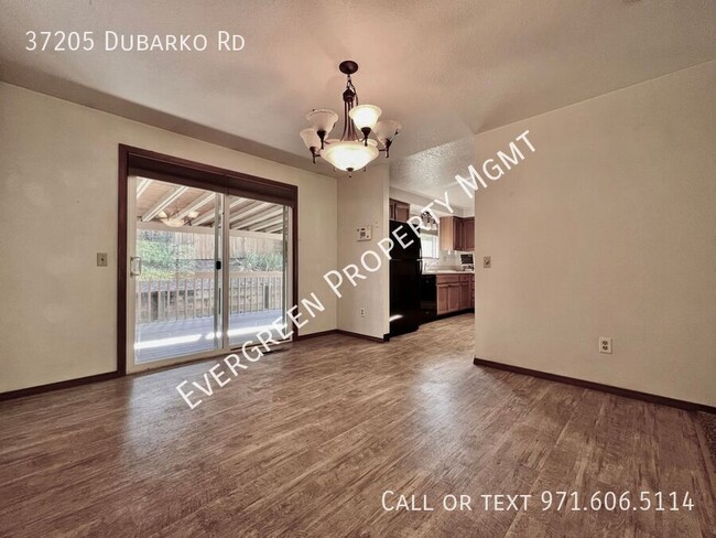 Foto del edificio - Bright & Stunning 3BR/2.5BA Home with Fenc...