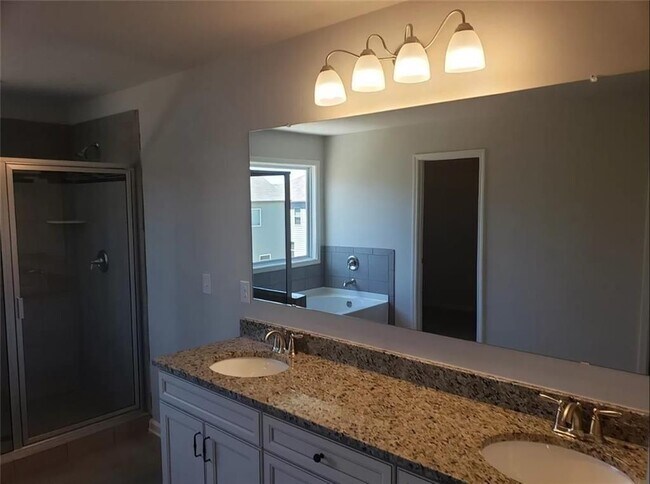 Foto del edificio - 2033 Hamilton Lake Pkwy