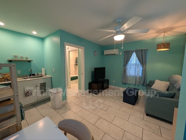 Foto del edificio - 7271 Holiday Dr