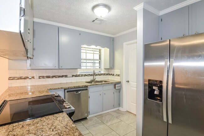 Foto del edificio - 104 Rosewood Dr
