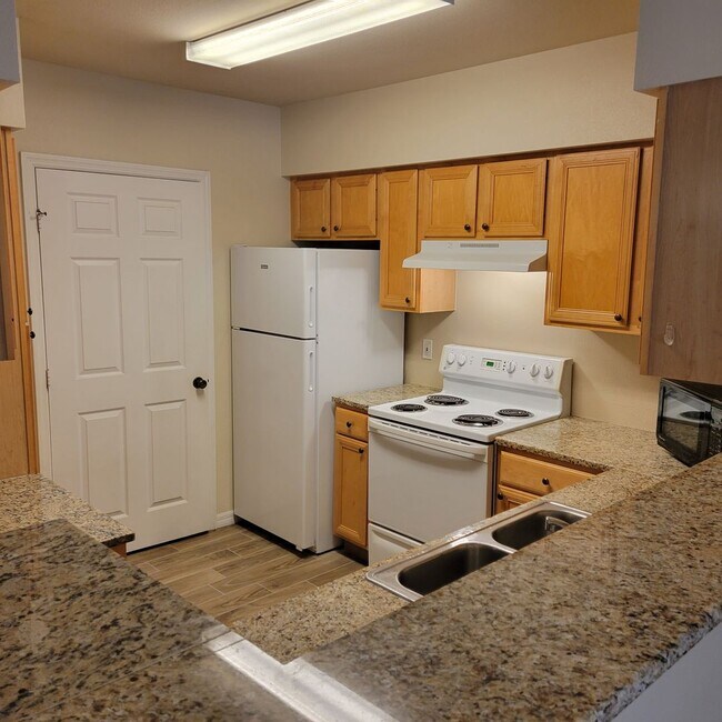 Building Photo - Annual, Unfurnished, ground floor remodele...