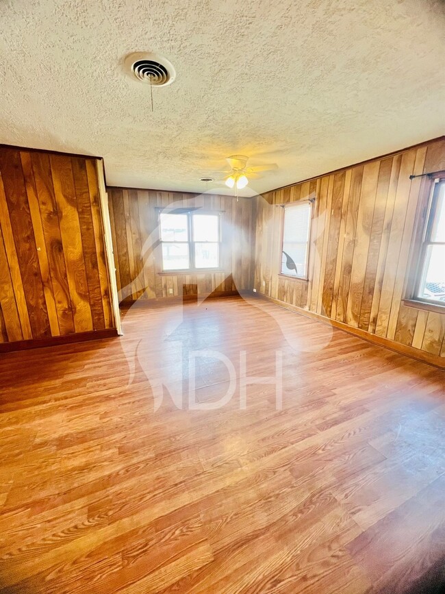 Building Photo - 2302 E Elm Ave