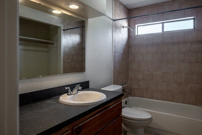 Building Photo - Miller Dr 212-214