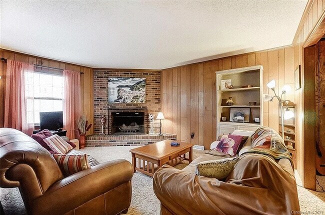 Foto del edificio - 3338 Silver Stream Rd