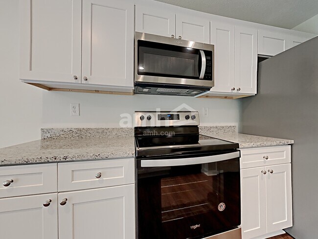 Building Photo - 122 Wallnut Hall Cir