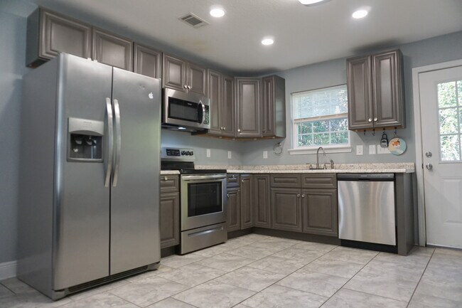 Building Photo - 321 Apple Dr