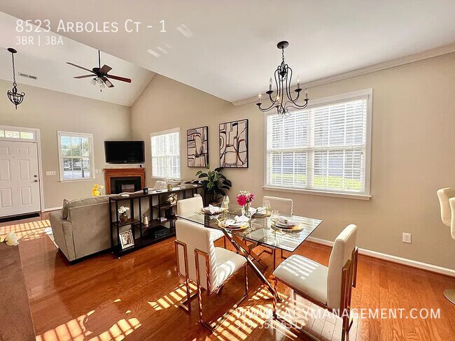 Foto del edificio - 8523 Arboles Ct