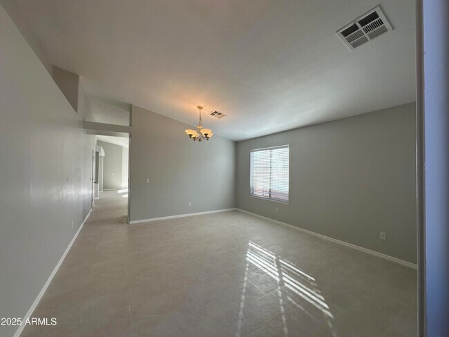 Foto del edificio - 1115 E Elm Rd