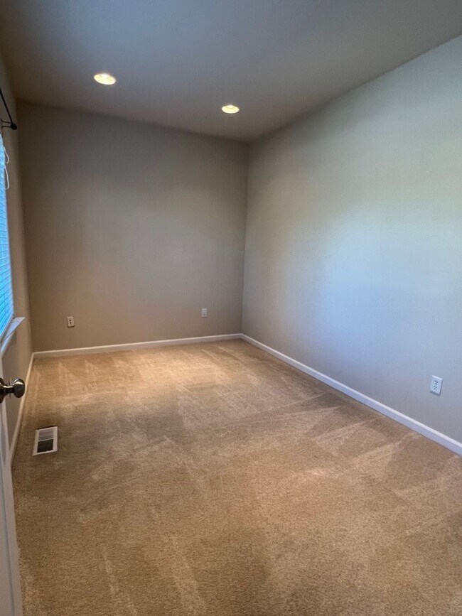 Foto del edificio - Great location with lots of amenities! 4 b...