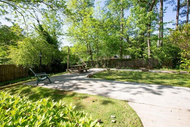 Foto del edificio - 4035 Brookcrest Cir