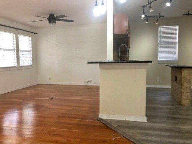 Building Photo - Sophisticated Luxury: Renovated 3 Bed, 3 B...