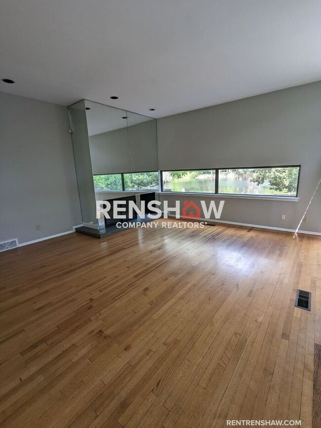 Building Photo - Charming 3/2 Townhome In East Memphis Now ...