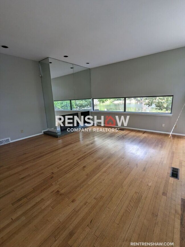 Foto del edificio - Charming 3/2 Townhome In East Memphis Now ...