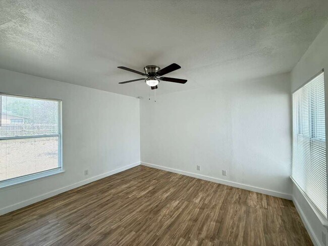 Building Photo - 339 Brettonwood Dr