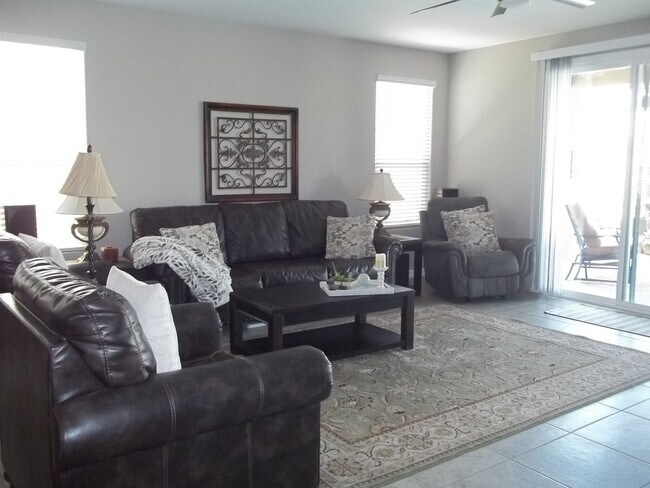 Foto del edificio - Stunning Fully furnished home 3 bed 2.5 baths 2056 sq ft w/heated pool!!! Must see will rent fast!