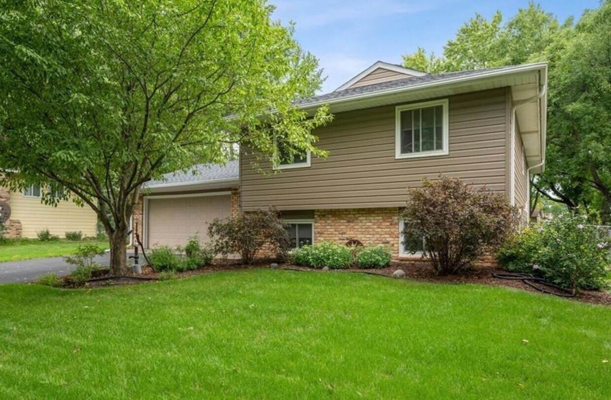 Primary Photo - 10414 Valley Forge Ln N