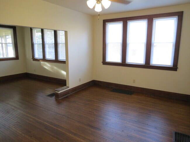 Building Photo - 2650 Thorndale Ave