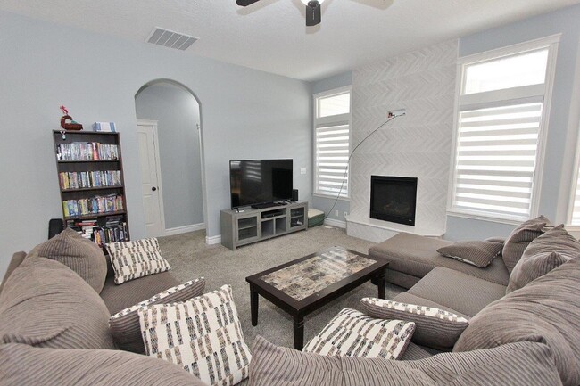 Building Photo - Immaculate Home Nestled in a Quiet Neighbo...