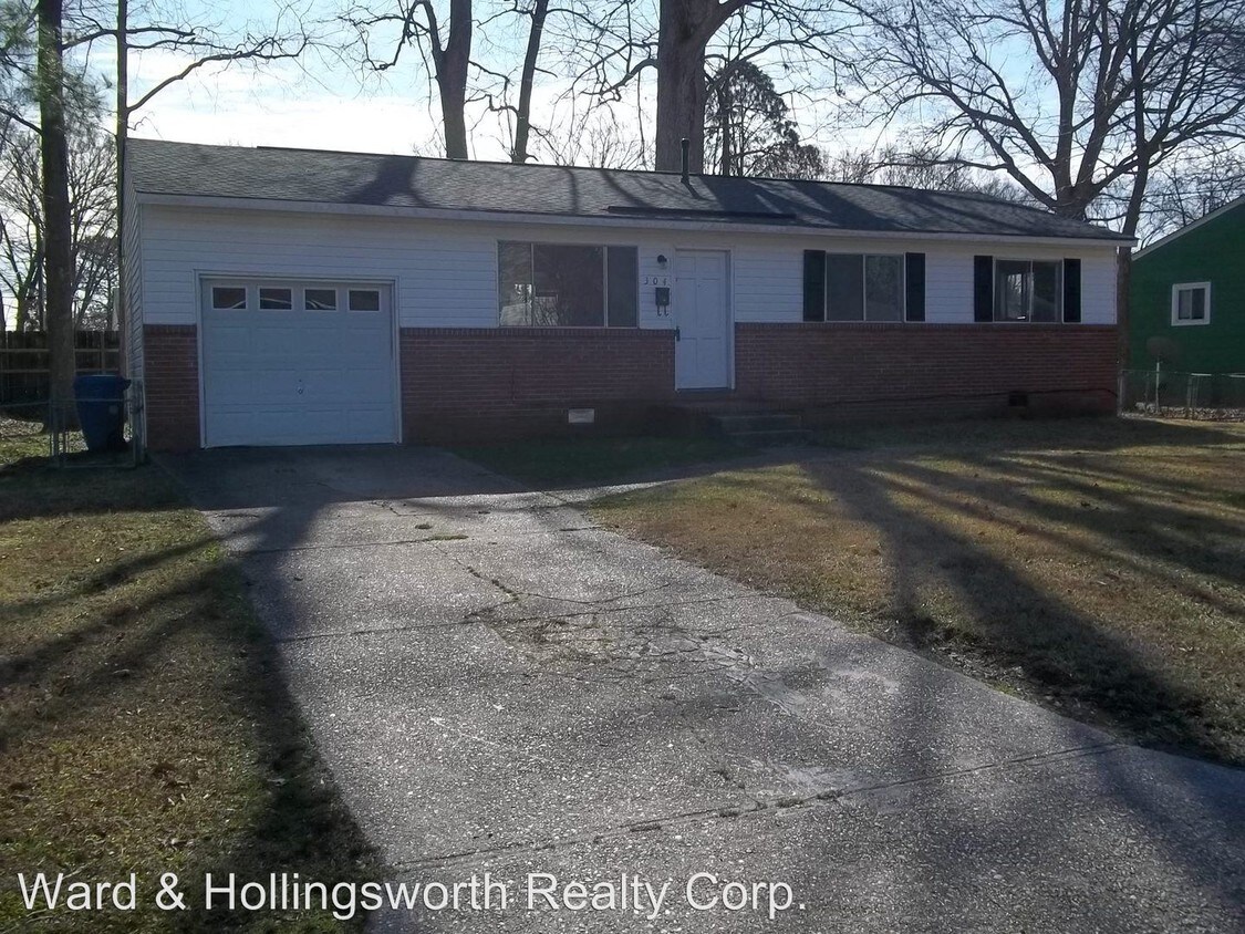 Primary Photo - 304 Barcelona Ln