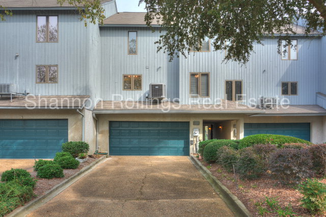 Foto principal - 728 Riverfront Dr