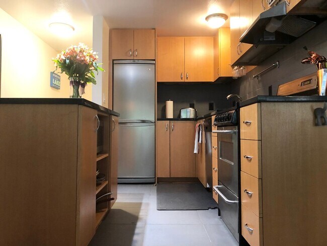 Building Photo - 1 Bedroom Furnished Condo in Lake Oswego! ...