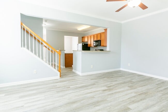 Building Photo - Peaceful 3-Bed, 2-Bath End Unit Townhome in Powell Place
